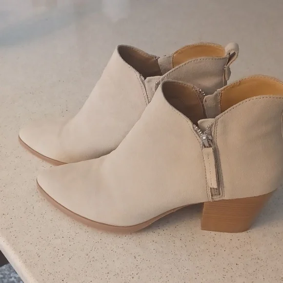 Heeled Boots - Picture 4 of 7